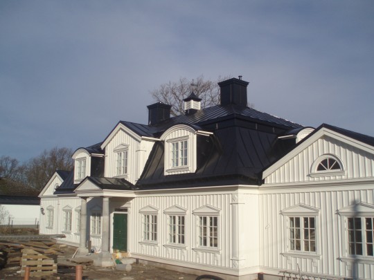 Gripsholmsvilla med svart Novaplåt
