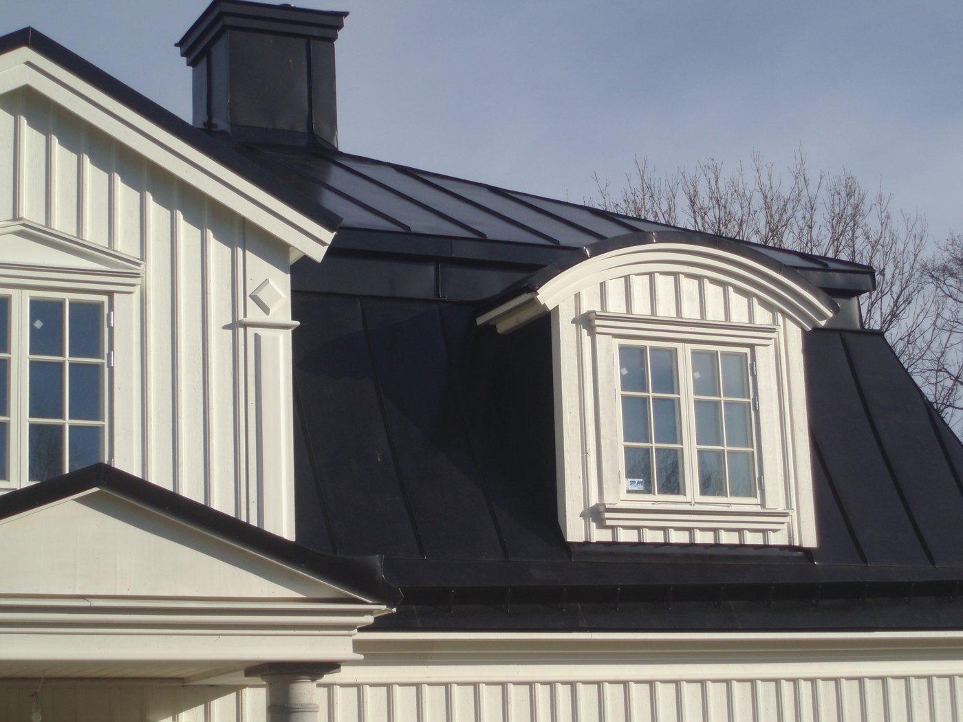 Gripsholmshus med svart Novaplåt